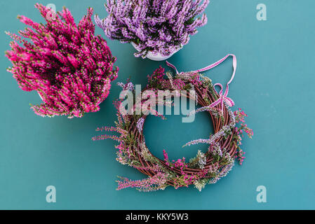 Bricolage, Décoration d'automne, couronne de saule, Heather Banque D'Images