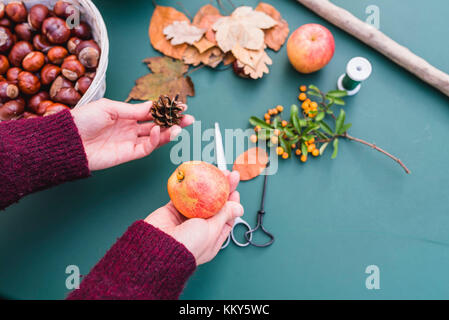 Bricolage, Décoration d'automne, mobile, matériaux naturels, artisanat, Women's Hands, détail, Banque D'Images