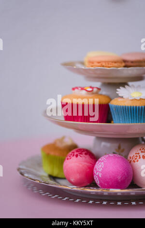 Etagere, macarons, muffins, œufs de pâques, détail, Banque D'Images