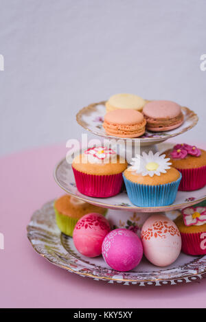 Etagere, macarons, muffins, œufs de pâques, détail, Banque D'Images