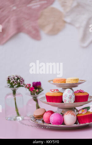 Etagere, muffin, macarons, oeufs de Pâques, fleurs, détail, Banque D'Images