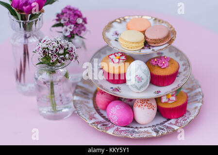 Etagere, muffin, macarons, oeufs de Pâques, fleurs, Banque D'Images