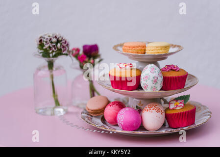 Etagere, muffin, macarons, oeufs de Pâques, fleurs, Banque D'Images