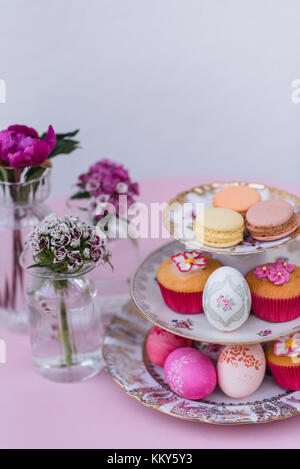 Etagere, muffin, macarons, oeufs de Pâques, fleurs, détail, Banque D'Images