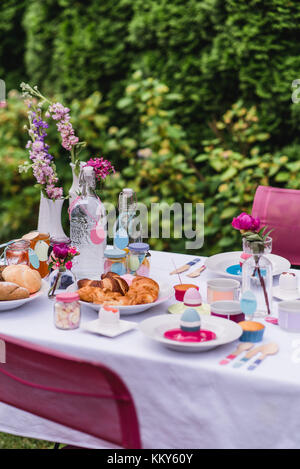 Table de jardin, couverts, petit déjeuner de Pâques Banque D'Images