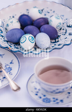 Table de pâques, oeufs, plats, bleu, détail, flou, Banque D'Images