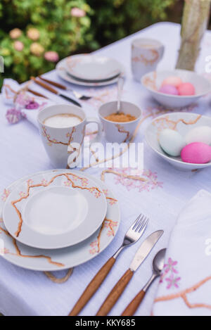 Table couverte dans le jardin, Pâques vie encore Banque D'Images