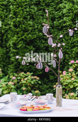 Table couverte dans le jardin, Pâques vie encore Banque D'Images