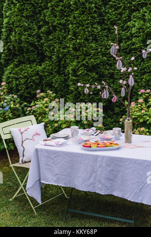 Table couverte dans le jardin, Pâques vie encore Banque D'Images