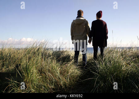 En couple, en mer Baltique, les dunes, les loisirs, la vue arrière, vue sur la mer Banque D'Images