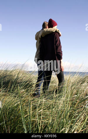 En couple, en mer baltique, dunes, loisirs, embrasser, vue latérale, Banque D'Images