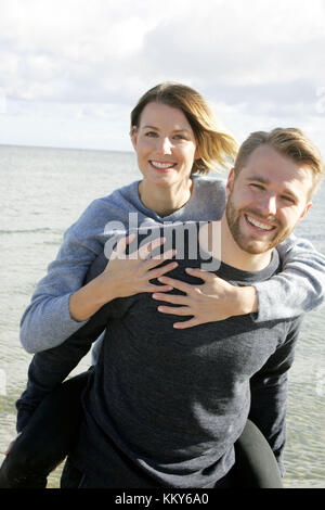 Couple, plage de la mer Baltique, à pied, ferroutage, Banque D'Images