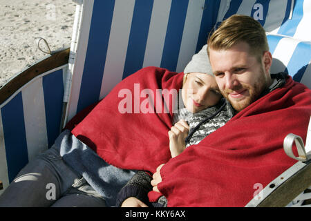 Couple, repos, chaise de plage, la moitié, portrait Banque D'Images