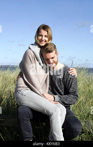 Couple dans l'amour, la mer baltique, dunes, Banque D'Images