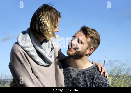 Couple dans l'amour, de la mer Baltique, les dunes, le contact oculaire, portrait, Banque D'Images