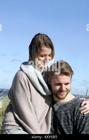 Couple dans l'amour, de la mer Baltique, les dunes, la moitié, portrait Banque D'Images