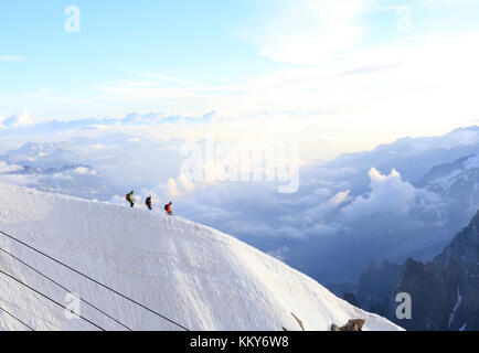 Tôt le matin, incroyable vue du haut de la montagne Grimpeurs au-dessus des nuages - Chamonix France Banque D'Images