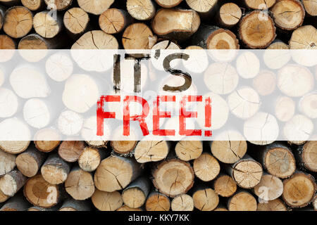 Légende de texte d'annonce conceptuelle inspiration montrant It's Here Business concept for Free Things écrit sur fond de bois avec espace Banque D'Images