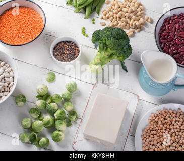 Les sources de protéines végétaliennes sur un fond en bois blanc Vue de dessus. Banque D'Images