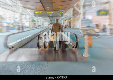 À l'aéroport avant le départ de l'aéronef, moderne et de haute qualité pour le transport de passagers. Banque D'Images