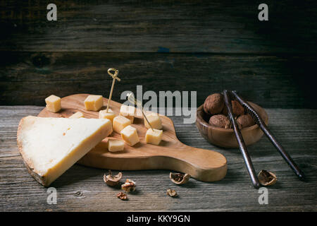 Sheese snack sur une planche à découper en bois d'olive et les noix de table en bois Banque D'Images