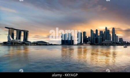 La ville de Singapour, Singapour - Le 10 février 2017 : Marina Bay Sands de nuit le plus grand hôtel de l'Asie. Il ouvre ses portes le 27 avril 2010 février Singapour. Banque D'Images