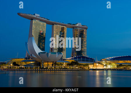 La ville de Singapour, Singapour - Le 10 février 2017 : Marina Bay Sands de nuit le plus grand hôtel de l'Asie. Il ouvre ses portes le 27 avril 2010 février Singapour. Banque D'Images