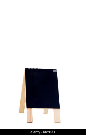 Petit tableau noir placé sur quatre pieds avec du texte écrit de l'espace sur fond whitre Banque D'Images