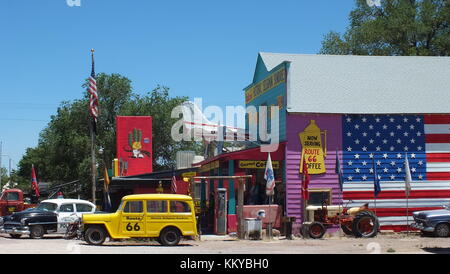 Seligman, Arizona, USA, le 23 juin 2013 : vieilles voitures en face de Seligman Articles divers cadeaux sur la Route 66. Banque D'Images