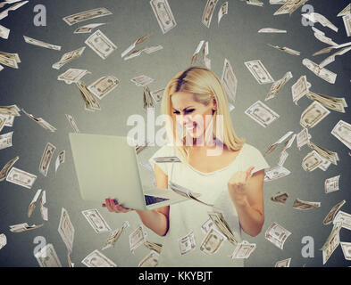 De succès d'affaires en ligne de bâtiment faisant l'argent comptant des dollars tomber. débutant il du concept d'économie succès d'entrepreneur Banque D'Images