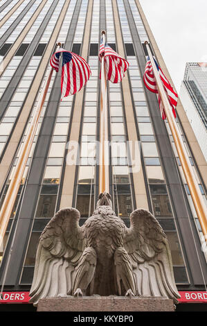 La ville de New York, USA - 10 nov 2011 : eagle statue et des drapeaux américains en dehors de Madison square garden Banque D'Images