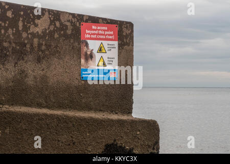 Panneau d'avertissement sur le front de mer de Sidmouth, ne pas traverser rivière, falaise instable,méfiez-vous des marées montantes. Banque D'Images