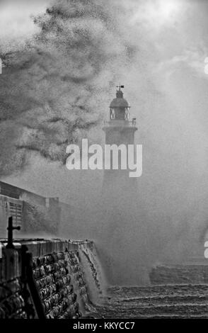 Tynemouth Jetée Nord pendant la tempête fait rage Banque D'Images