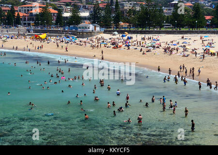 Baigneurs sur coogee beach, coogee, une banlieue est de Sydney, New South Wales, Australia Banque D'Images