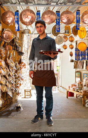 Garçon turc transportant le bac avec du thé turc, dans la région de Mardin, Turquie Banque D'Images