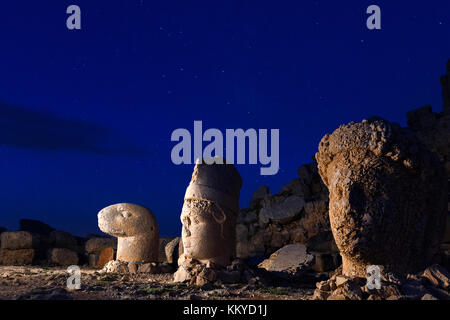 Statue géante chefs construit au 1er siècle avant J.-C. sur le Mont Nemrut, au crépuscule, adiyaman, Turquie. Banque D'Images