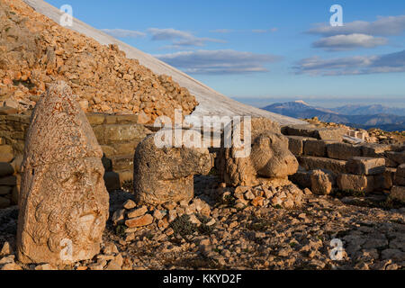 Statue géante chefs construit au 1er siècle avant J.-C. sur le Mont Nemrut, adiyaman, Turquie. Banque D'Images