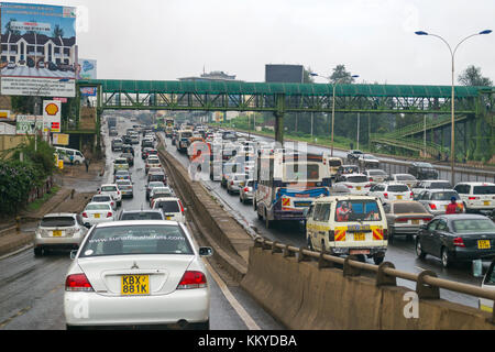 Trafic lourd avec des véhicules se déplaçant lentement sur la route de Nairobi d'Embu dans à la ville de Nairobi pendant les heures de pointe, le Kenya, l'Afrique de l'Est Banque D'Images