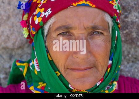 Femme du nord de la mer Égée vêtue de tête traditionnelle, à Canakkale, en Turquie. Banque D'Images