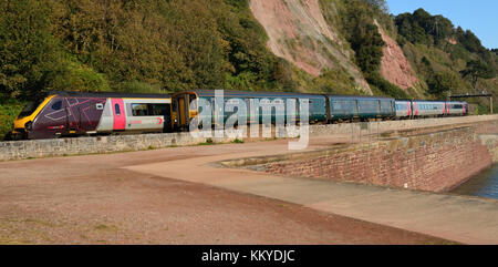 Un train local GWR et un train de Cross Country qui se passent les uns les autres à Sprey point., Teignmouth. Banque D'Images