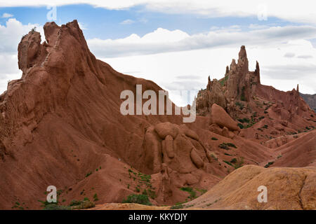 Des formations de roche rouge connu sous le nom de château de conte de fées, dans la région de kaji dire, Kirghizistan, Banque D'Images