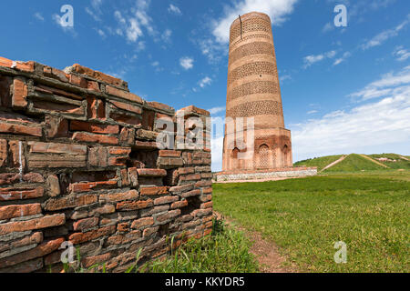 La tour Burana, grand et grand minaret dans les ruines de l'ancien site de Balasagun, au Kirghizistan. Banque D'Images