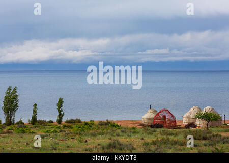 Tentes nomades sur l'Issyk Kul au Kirghizistan. Banque D'Images