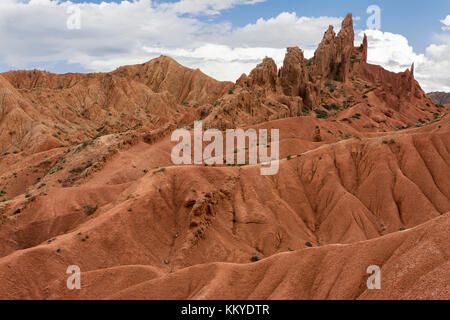 Des formations de roche rouge connu sous le nom de château de conte de fées, dans la région de kaji dire, Kirghizistan, Banque D'Images