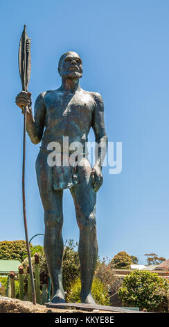 Albany WA, Australie - Novembre 23, 2009 : statue de bronze à l'homme de paix autochtones contre le ciel bleu en parc. détient la lance et le pagne s'use. Banque D'Images