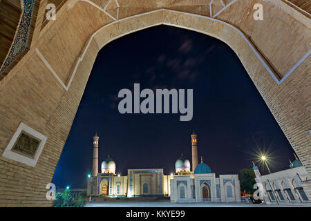 Vue sur la mosquée Imam Khast la nuit, à Tachkent, Ouzbékistan. Banque D'Images