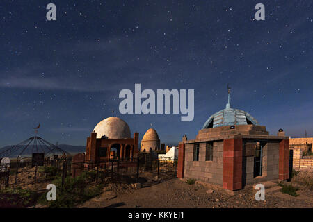 Cimetière Musulman dans le chant des dunes, la nuit, au Kazakhstan. Banque D'Images