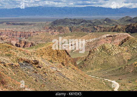 Vue sur les formations rocheuses en canyon auezov au Kazakhstan. Banque D'Images