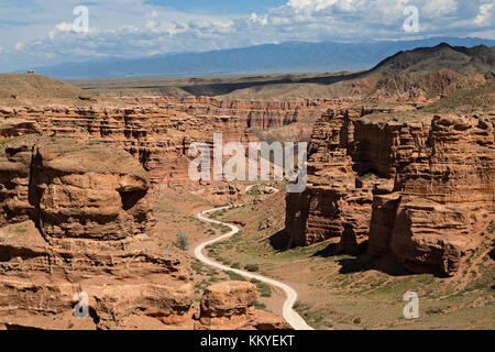 Vue sur les formations rocheuses en canyon auezov au Kazakhstan. Banque D'Images