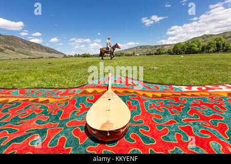 Instrument de musique nationale kazakhe appelée dombra et un cheval-cavalier, en retournerais sans hésiter, village du Kazakhstan. Banque D'Images